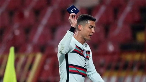 Ronaldo bực tức ném băng đội trưởng sau trận hòa của Bồ Đào Nha