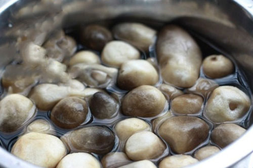 Đừng ngâm nấm trong nước muối: Đây mới là cách giúp nấm đẩy hết chất bẩn ra ngoài đúng nhất