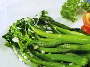 Xào rau nhớ mẹo nhỏ này, đảm bảo rau xanh mướt, giòn sần sật ngon hơn ngoài hàng