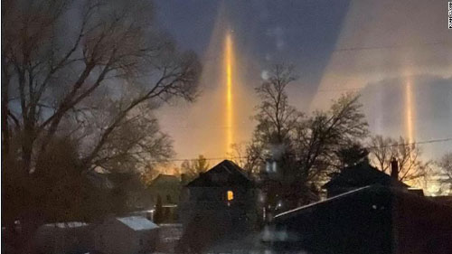 Cột sáng kỳ lạ rọi lên bầu trời ở phía bắc nước Mỹ