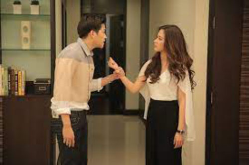 Bảo chồng mời bạn đến chơi, vợ tôi chuẩn bị một mâm thức ăn thịnh soạn nhưng khi nếm thử, ai cũng giật mình vứt đũa