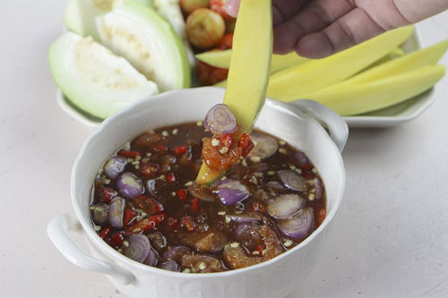 Cách làm nước chấm xoài xanh kiểu Thái ngon "nuốt lưỡi"