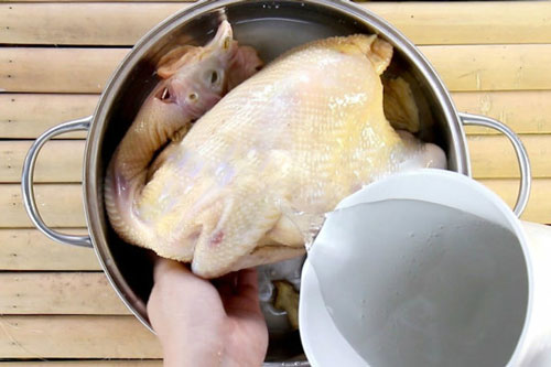 Luộc gà vàng ươm căng bóng, da giòn thịt ngọt chỉ cần dùng đúng 1 thứ này, đầu bếp nhà hàng cũng phải "nể"