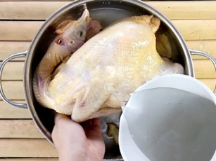 Luộc gà vàng ươm căng bóng, da giòn thịt ngọt chỉ cần dùng đúng 1 thứ này, đầu bếp nhà hàng cũng phải "nể"