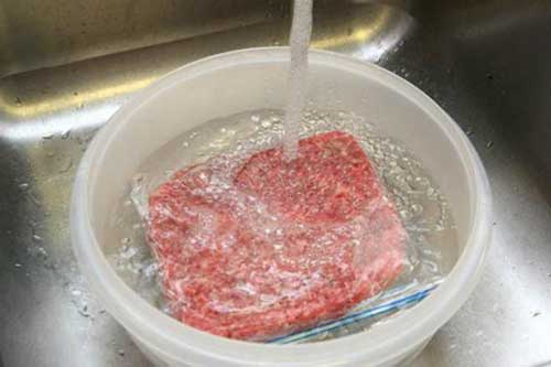 Rã đông thịt bằng nước lạnh hay lò vi sóng, đây là lời khuyên của chuyên gia