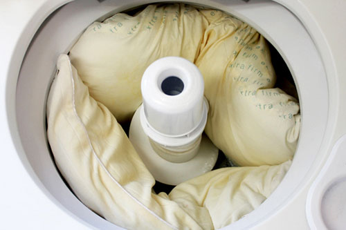 Bỏ thứ này vào giặt cùng, ruột gối ố vàng đến mấy cũng được tẩy trắng sáng như mới