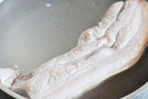 Thịt lợn khi luộc cho thêm thứ này vào nước sẽ rất nhanh chín lại thơm ngọt, mềm đều không bị khô dai