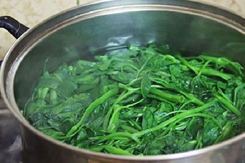 Nên mở hay đậy nắp xoong khi luộc rau?