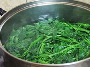 Nên mở hay đậy nắp xoong khi luộc rau?