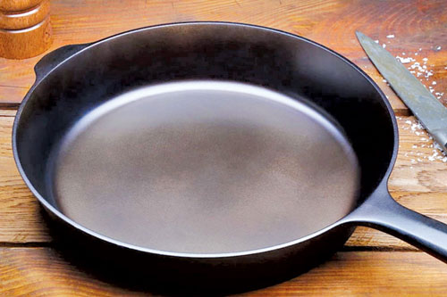 Dùng thứ này, mẹ có thể "hô biến" chảo thường thành chống dính chỉ trong 1 phút