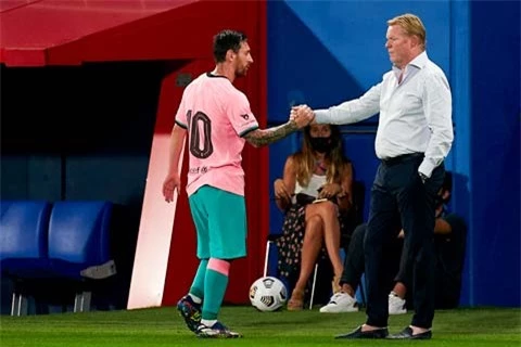 Bằng cách thu phục “quỷ đầu đàn” Messi, HLV Ronald Koeman (phải) đã giúp Barca vượt qua khó khăn để đi lên