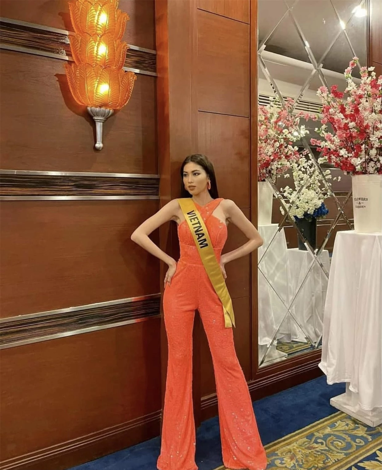 Sau 3 lần 'đụng hàng' Hương Giang, Ngọc Thảo mặc lại jumpsuit của Hoàng Thùy ở Miss Grand ảnh 2