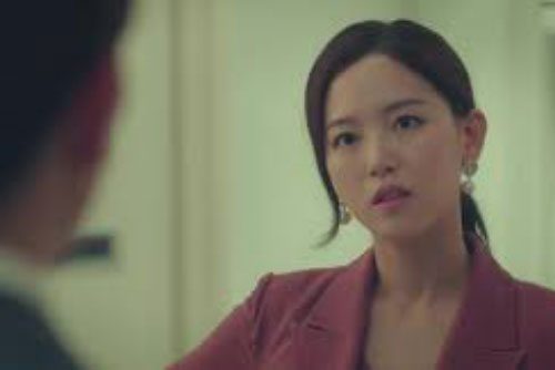 Tôi mang một túi trứng gà của mẹ chồng biếu cho chị dâu, nào ả ta vung tay ném hết xuống đất với lý do choáng váng