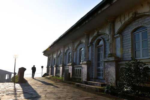 Biệt thự cổ trăm tuổi trên đỉnh sương tuyết Mẫu Sơn