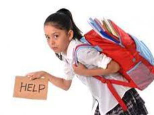 Hậu quả khôn lường khi trẻ đi học đeo cặp sách nặng, các bậc phụ huynh cần biết
