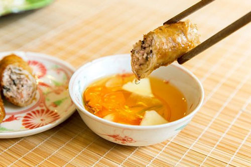 Tác hại của thói quen ăn đậm vị, món gì cũng cần có nước chấm của người Việt