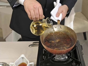 "Sát thủ" hại gan bếp nhà nào cũng có nhưng người người vô tư dùng khiến ung thư gan tăng nhanh