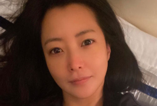 Khoe mặt mộc hoàn hảo ở tuổi 43 nhưng "đệ nhất mỹ nhân xứ Hàn" Kim Hee Sun lại bị phát hiện sử dụng app chỉnh ảnh