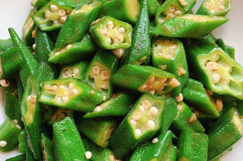 Đậu bắp xào tỏi xanh mướt, không nhớt nhờ 1 bước nhỏ, bà nội trợ lâu năm cũng chưa chắc biết bí quyết này