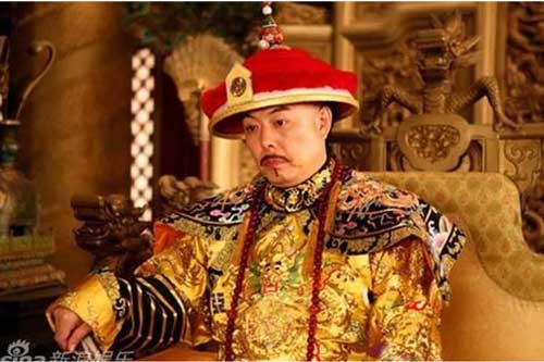 Long bào của hoàng đế luôn bị cấm giặt bằng nước, vậy áo bẩn phải xử lý thế nào?