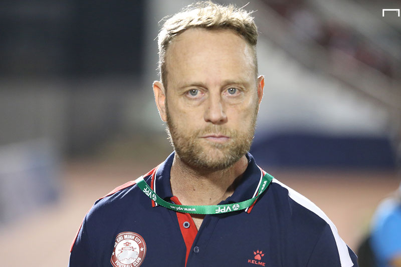 HLV Polking than thở vì Lee Nguyễn rời sân sớm