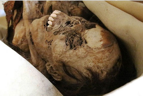 Phát hiện xác ướp 900 năm tuổi bị trói ở giữa đường