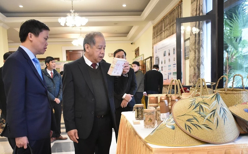 Chủ tịch UBND tỉnh Thừa Thiên Huế Phan Ngọc Thọ tham khảo sản phẩm của các dự án khởi nghiệp.