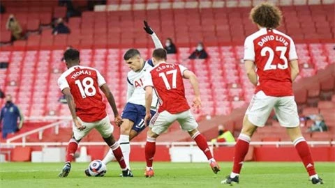 Cú rabona vào lưới Arsenal mới đây là khoảnh khác hiếm hoi Lamela (áo sáng) tỏa sáng trong màu áo Tottenham