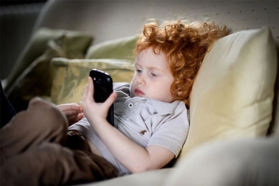 Tác hại khôn lường của những video xấu, độc ảnh hưởng đến trẻ em