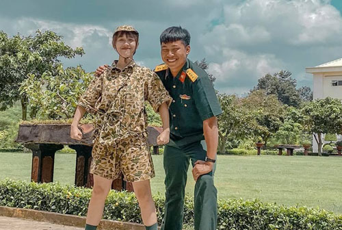 Hậu Hoàng và Mũi trưởng Long dành cho nhau hành động đầy tình ý sau 'Sao nhập ngũ', dân mạng lại tích cực 'đẩy thuyền'