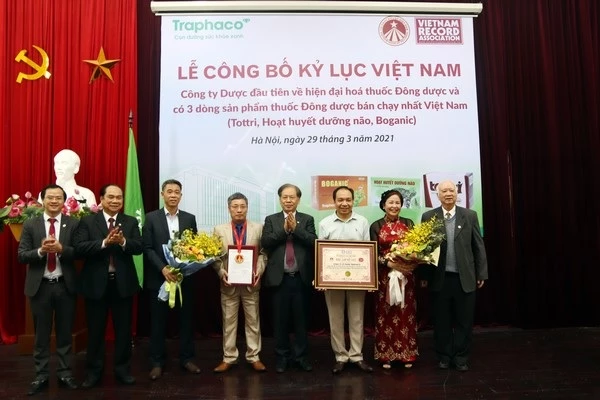 Đại diện CTCP Traphaco nhận chứng nhận kỷ lục Việt Nam.