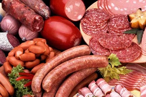 Bạn không nên ăn thịt chế biến hàng ngày để hạn chế nguy cơ mắc nhiều vấn đề sức khỏe. Ảnh: Mercola.