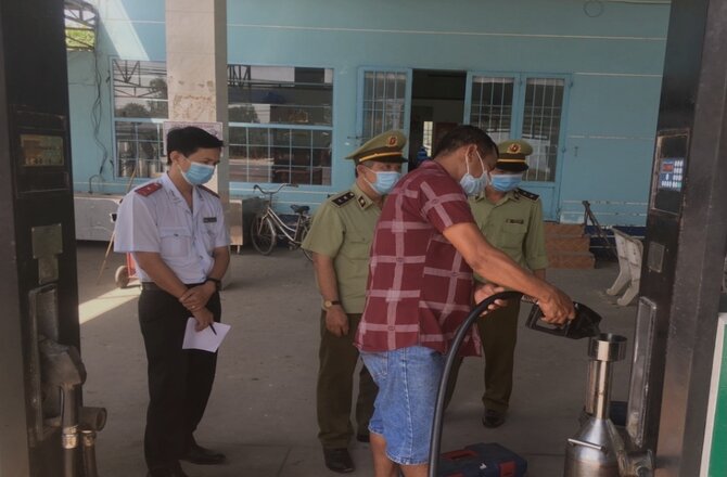 Tiền Giang: Phát hiện 12.000 lít xăng kém chất lượng 