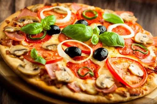 Pizza được nhiều người lựa chọn khi ăn đêm, nhưng do giàu chất béo, nó có thể gây rối loạn tiêu hóa, ảnh hưởng dạ dày. Ảnh: Womenshealthmag. Pizza được nhiều người lựa chọn khi ăn đêm, nhưng do giàu chất béo, nó có thể gây rối loạn tiêu hóa, ảnh hưởng dạ dày. Ảnh: Womenshealthmag.