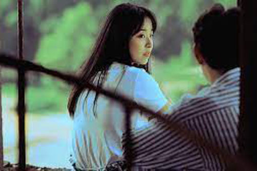 Lấy chồng nghèo, đêm tân hôn tôi bật khóc khi thấy chồng lấy ra một chiếc hộp nhỏ cẩn thận nhét vào tay mình