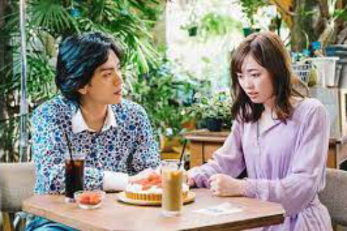 Suốt bữa ăn, đám bạn gái coi người yêu tôi như người vô hình, thế nhưng hành động trong phút chót của anh ấy lại ghi điểm mạnh