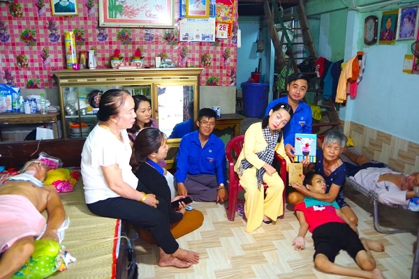 Được thăm hỏi, động viên và tặng quà, bà Bùi Thị Huê 69 tuổi (ngụ tại ấp Bãi Ngự) rất xúc động. Bà đau xót kể một mình bà phải bươn chải, làm thuê cho chủ ghe để nuôi 3 người bệnh trong nhà.