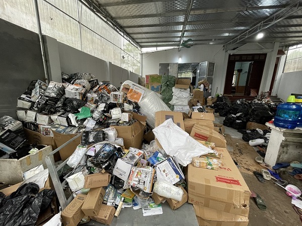 Hà Nội: Lật tẩy kho hàng tiêu dùng nhập lậu, giả mạo nhãn hiệu cực lớn 