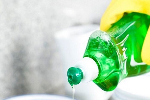 Đổ nước rửa bát lên quần áo, bạn sẽ thấy điều bất ngờ xảy ra