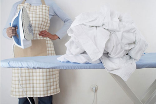 Là quần áo cứ làm theo mẹo này, đảm bảo vừa nhanh vừa phẳng lì không một nếp nhăn