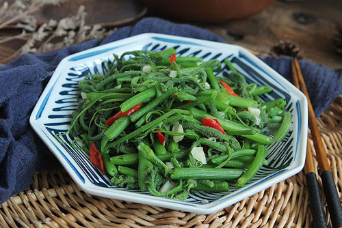 Xào rau bí cứ bị úa vàng, đầu bếp mách tuyệt chiêu khiến rau luôn xanh lại giòn ngon