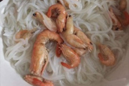 Chồng thèm ăn mì tôm, vợ nấu ngay bát bún tôm nguyên con khiến hội chị em 'bò lăn ra cười'