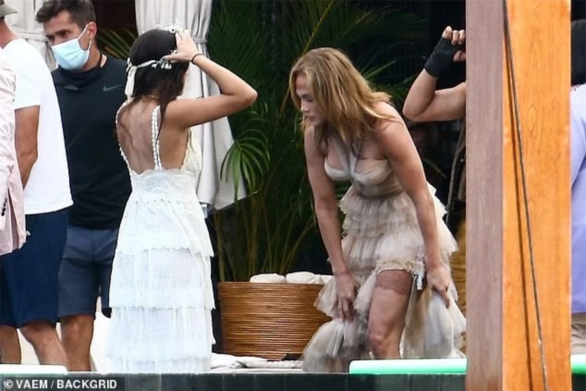 Về chuyện đời tư, Jennifer Lopez hiện đang có cuộc sống hạnh phúc bên bạn trai Alex sau tin đồn chia tay.