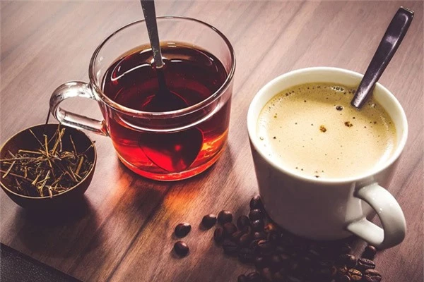 Lý do uống cà phê tốt hơn trà vào buổi sáng