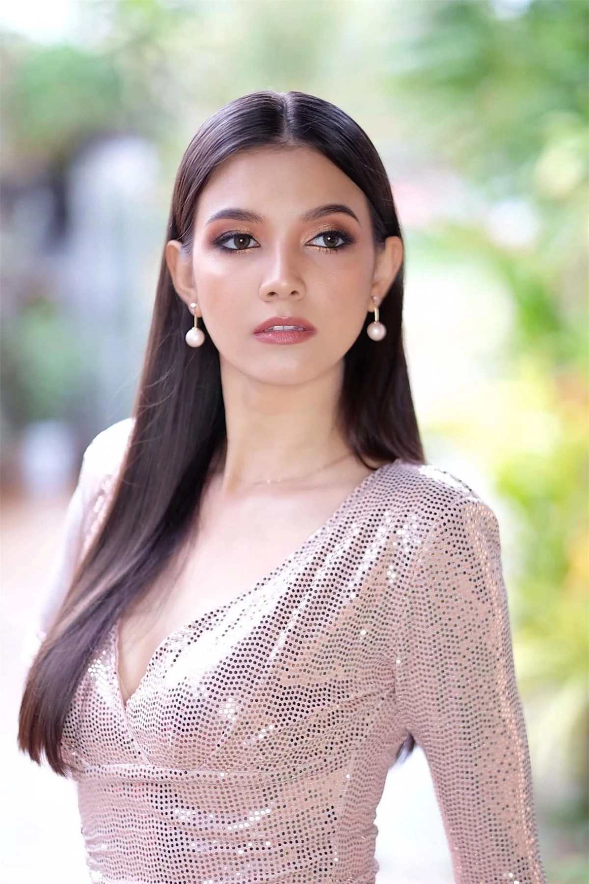 Người đẹp 27 tuổi là đại sứ thương hiệu cho một số hãng mỹ phẩm, điện thoại. Bên cạnh đó, cô đang học để lấy bằng thạc sĩ của Đại học Dhurakij Pundit ở Bangkok, Thái Lan.