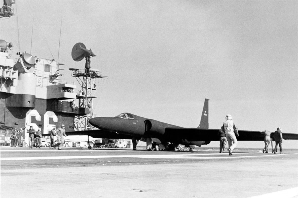 Mỹ từng triển khai máy bay do thám U-2 từ tàu sân bay. Ảnh: War is Boring
