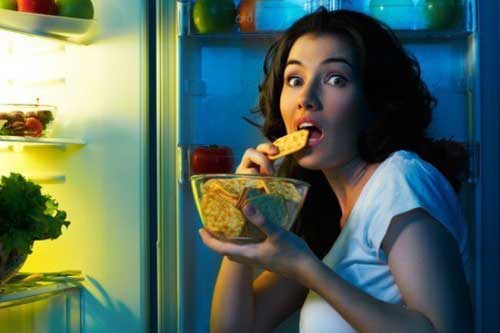 10 thói quen xấu về đêm khiến bạn tăng cân vù vù