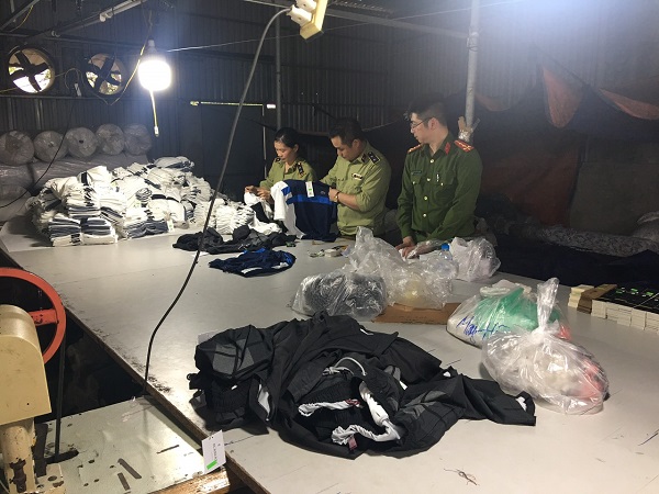 Hà Nam: Phát hiện cơ sở sản xuất hàng nghìn sản phẩm giả mạo các nhãn hiệu nổi tiếng