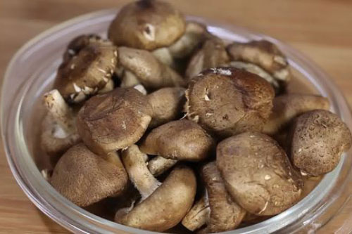 Rửa nấm đừng chỉ dùng nước lạnh, phải thêm thứ này mới hết sạch bụi bẩn, ký sinh trùng