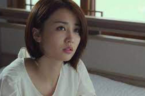 Cô bạn thân nhờ tôi đi đón con, nào ngờ khi đợi thằng bé ở cổng trường, tôi sốc óc vì người đàn ông đứng sau lùm cây